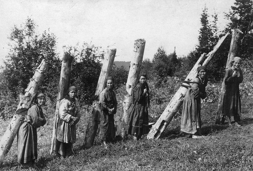 Удивительная старая фотография - женщины несут стволы деревьев на спине для заготовки дров.