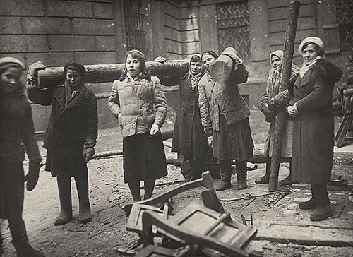 Фото из прошлого - женщины носят тяжелые поленья и заготавливают дрова на drovavam.ru.