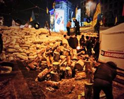  Майдан 2013 год. В Киеве начались трудности с доставкой дров.