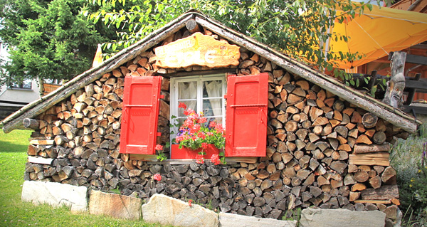 Поленница из дров в виде домика с окошком очень красиво на drovavam.ru