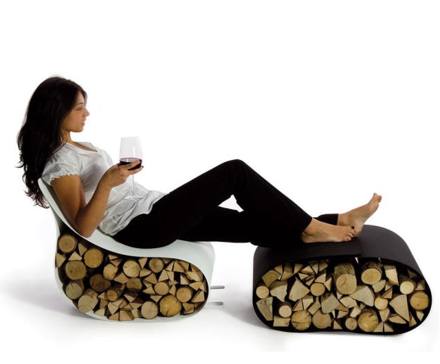 Дрова в домашнем дизайне кресло и пуфик с дровами