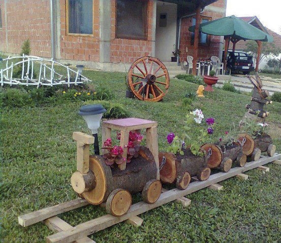 забавное садовое украдение из дров паровозик и вагончики на drovavam.ru 